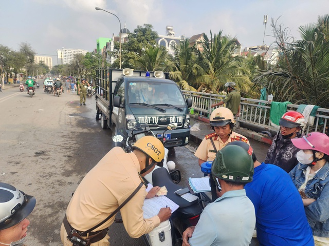 TP.HCM xử l&yacute; lấn chiếm vỉa h&egrave;: CSGT lập nhiều bi&ecirc;n bản quanh c&aacute;c chợ - Ảnh 1.