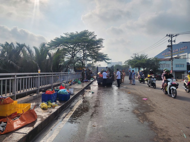 TP.HCM xử l&yacute; lấn chiếm vỉa h&egrave;: CSGT lập nhiều bi&ecirc;n bản quanh c&aacute;c chợ - Ảnh 4.