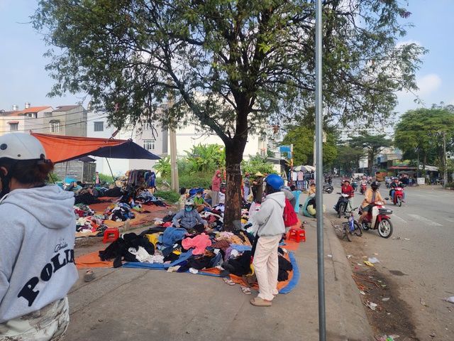 TP.HCM xử l&yacute; lấn chiếm vỉa h&egrave;: CSGT lập nhiều bi&ecirc;n bản quanh c&aacute;c chợ - Ảnh 2.