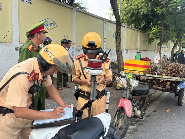 TP.HCM xử l&yacute; lấn chiếm vỉa h&egrave;: CSGT lập nhiều bi&ecirc;n bản quanh c&aacute;c chợ - Ảnh 3.