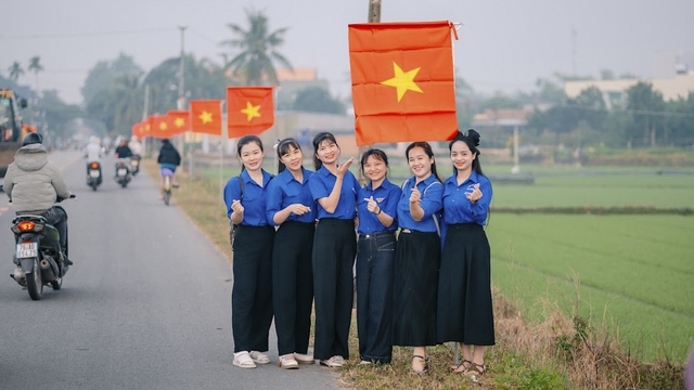 Quảng Ng&atilde;i: Rực đỏ đường cờ Tổ quốc ch&agrave;o mừng Đại hội Đảng XIV- Ảnh 5.