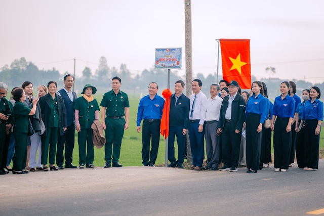 Quảng Ng&atilde;i: Rực đỏ đường cờ Tổ quốc ch&agrave;o mừng Đại hội Đảng XIV- Ảnh 2.