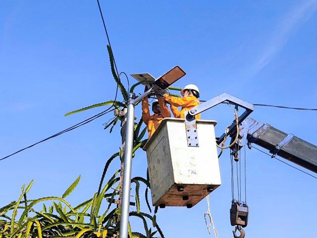 Tuổi trẻ C&ocirc;ng ty Điện lực Gia Lai thắp s&aacute;ng đường bi&ecirc;n - Ảnh 1.