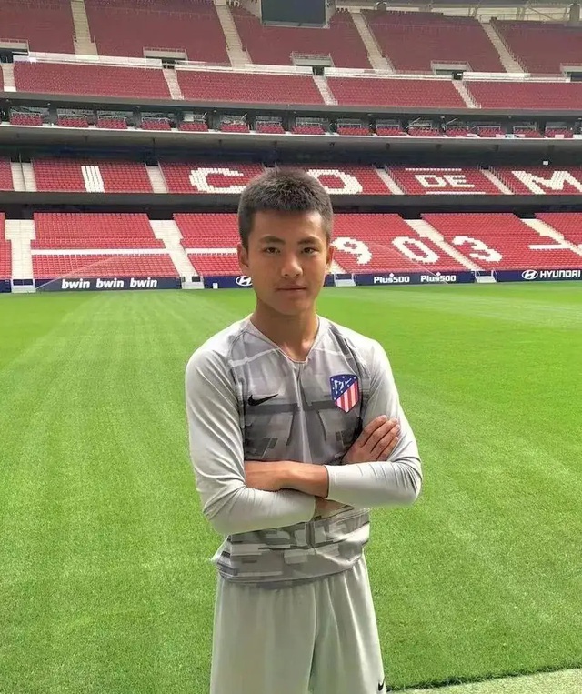 Thú vị hình ảnh Li Hao thời ‘xa lắc’, thầy cũ hé lộ nhiều chuyện về thủ môn U.23 Trung Quốc
- Ảnh 1. Thú vị hình ảnh Li Hao thời ‘xa lắc’, thầy cũ hé lộ nhiều chuyện về thủ môn U.23 Trung Quốc
- Ảnh 1.