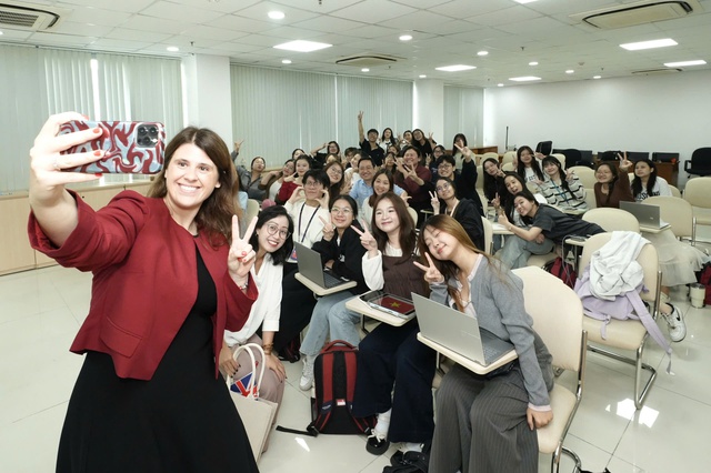 Tổng l&atilde;nh sự Anh khuy&ecirc;n người Việt điều g&igrave; khi du học Anh? - Ảnh 1.