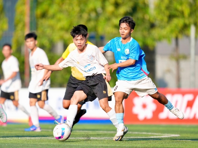 Trường ĐH Quản l&yacute; C&ocirc;ng nghệ TP.HCM 1-1 Trường CĐ C&ocirc;ng thương TP.HCM: Bất ph&acirc;n thắng bại - Ảnh 3.