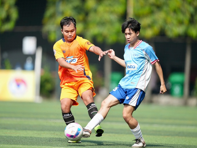 Trường ĐH Quản l&yacute; C&ocirc;ng nghệ TP.HCM 1-1 Trường CĐ C&ocirc;ng thương TP.HCM: Bất ph&acirc;n thắng bại - Ảnh 2.