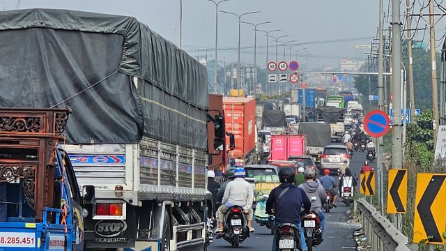 Lật xe tải, cửa ng&otilde; t&acirc;y bắc TP.HCM &ugrave;n xe k&eacute;o d&agrave;i- Ảnh 2.