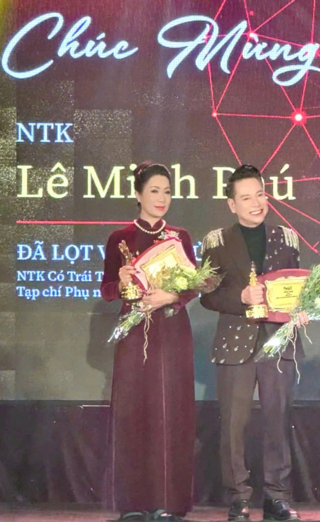 Ca sĩ Lâm Trí Tú xúc động khi lần thứ 3 liên tiếp nhận giải 'Nghệ sĩ vì cộng đồng'- Ảnh 3. Ca sĩ Lâm Trí Tú xúc động khi lần thứ 3 liên tiếp nhận giải 'Nghệ sĩ vì cộng đồng'- Ảnh 3.