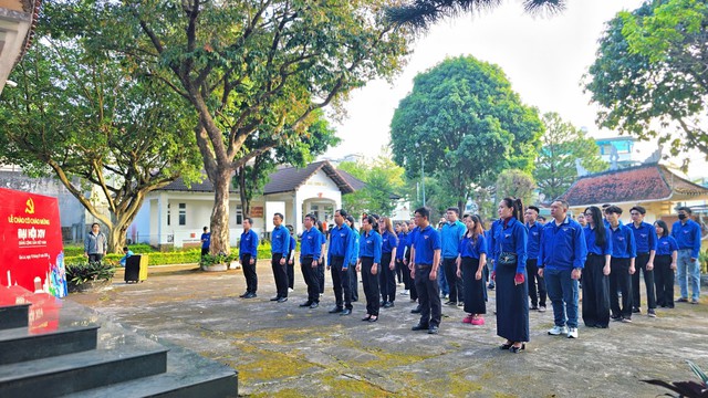 Tuổi trẻ Gia Lai đồng loạt ch&agrave;o cờ ch&agrave;o mừng Đại hội 14 của Đảng - Ảnh 1.