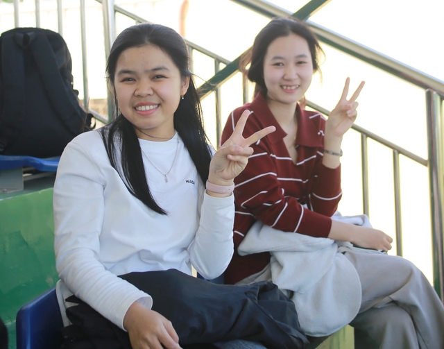 Đến s&acirc;n sớm cổ vũ bạn trai đ&aacute; b&oacute;ng, c&ocirc; g&aacute;i chỉ mong kh&ocirc;ng chấn thương- Ảnh 6.