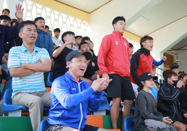 Đến s&acirc;n sớm cổ vũ bạn trai đ&aacute; b&oacute;ng, c&ocirc; g&aacute;i chỉ mong kh&ocirc;ng chấn thương- Ảnh 2.