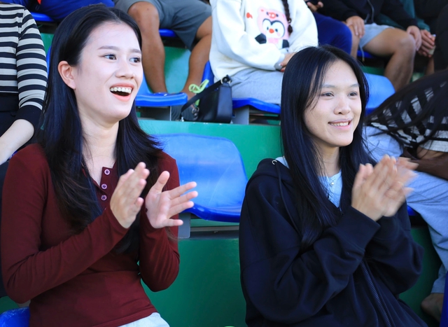 Đến s&acirc;n sớm cổ vũ bạn trai đ&aacute; b&oacute;ng, c&ocirc; g&aacute;i chỉ mong kh&ocirc;ng chấn thương- Ảnh 1.