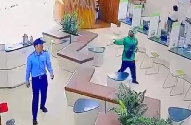 Cướp ng&acirc;n h&agrave;ng Gia Lai t&aacute;o tợn tại Vietcom Bank chi nh&aacute;nh Tr&agrave; B&aacute; - Ảnh 2.