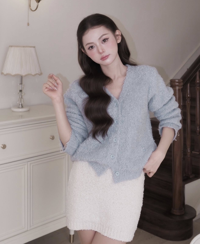 Áo len mặc ngoài váy, diện lúc nào cũng đẹp, dịu dàng mà lại ấm áp- Ảnh 1.