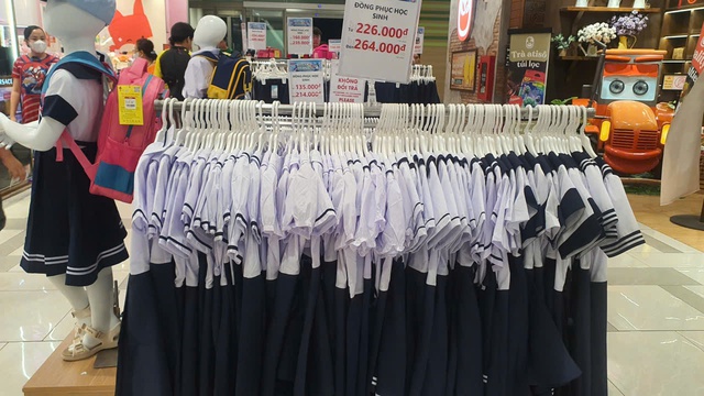 Những học sinh n&agrave;o của TP.HCM được hỗ trợ tiền ăn, đồng phục, học ngoại kh&oacute;a...? - Ảnh 2.