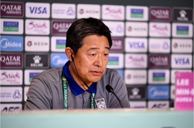 HLV U.23 H&agrave;n Quốc đổ bệnh trước đại chiến Nhật Bản, HLV Kim Sang-sik được truyền th&ocirc;ng nhắc t&ecirc;n li&ecirc;n tục- Ảnh 1.
