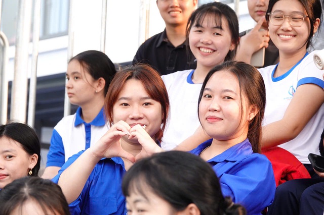 &Aacute;o xanh thanh ni&ecirc;n &lsquo;phủ s&oacute;ng&rsquo; s&acirc;n Đồng Th&aacute;p giải TNSV THACO cup 2026- Ảnh 4.