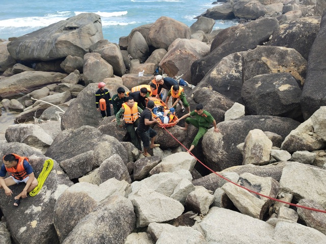 Cứu nh&oacute;m du kh&aacute;ch nước ngo&agrave;i bị s&oacute;ng lớn đ&aacute;nh mắc kẹt v&agrave;o ghềnh đ&aacute;  - Ảnh 1.