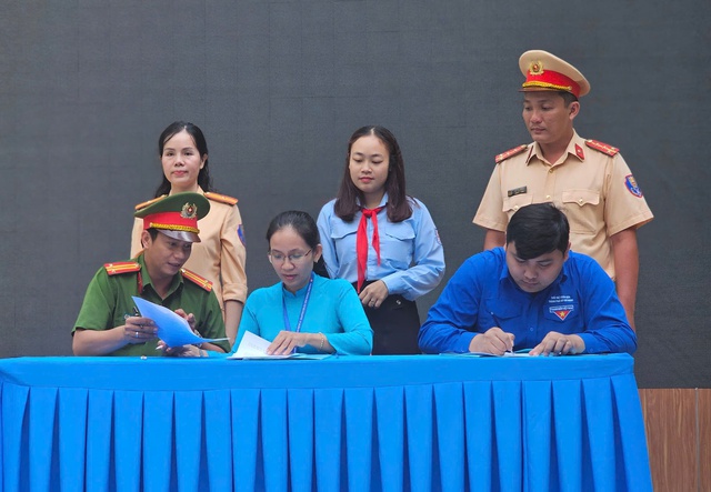 C&ocirc;ng an phường Xu&acirc;n H&ograve;a k&yacute; kết x&acirc;y dựng Trường THCS Colette an ninh trật tự- Ảnh 3.