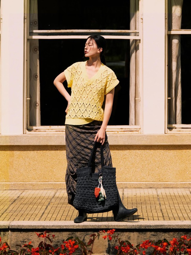 Áo len mặc ngoài váy, diện lúc nào cũng đẹp, dịu dàng mà lại ấm áp- Ảnh 5.