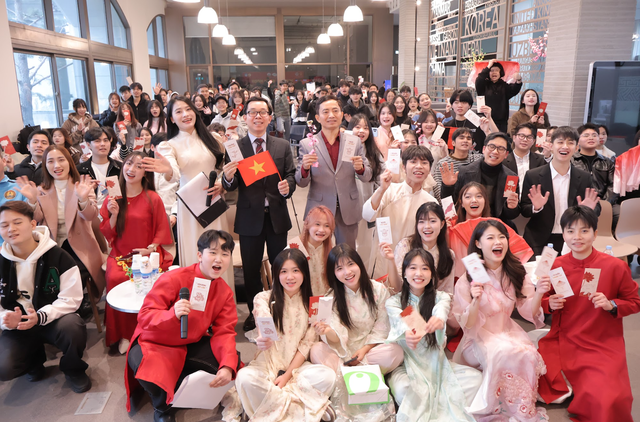 Người Việt tại H&agrave;n Quốc qu&acirc;y quần đ&oacute;n Tết B&iacute;nh Ngọ , giữ vững bản sắc văn h&oacute;a - Ảnh 1.