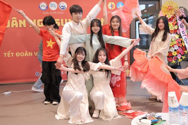 Người Việt tại H&agrave;n Quốc qu&acirc;y quần đ&oacute;n Tết B&iacute;nh Ngọ , giữ vững bản sắc văn h&oacute;a - Ảnh 2.