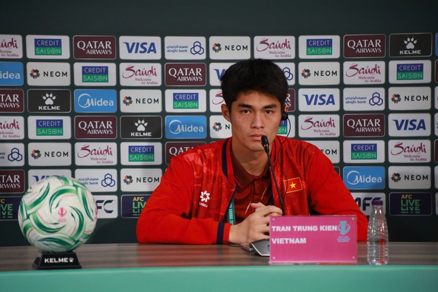 Thầy Kim bật cười khi bị biến thành ‘phù thủy’ Harry Potter, Trung Kiên được rèn cực kỹ bắt phạt đền- Ảnh 2. Thầy Kim bật cười khi bị biến thành ‘phù thủy’ Harry Potter, Trung Kiên được rèn cực kỹ bắt phạt đền- Ảnh 2.