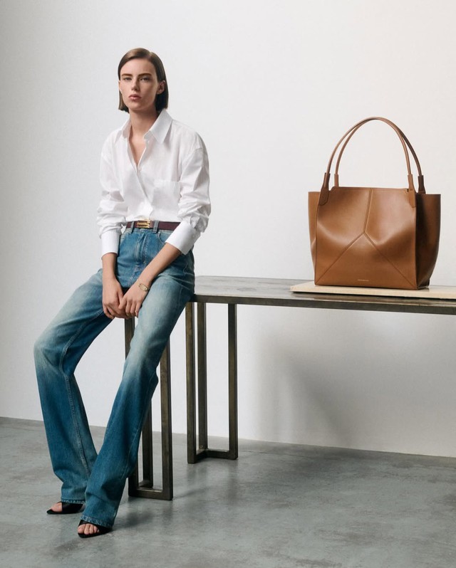 Quần jeans và sơ mi, đẹp xuất sắc để đi chơi và đi làm- Ảnh 8. Quần jeans và sơ mi, đẹp xuất sắc để đi chơi và đi làm- Ảnh 8.