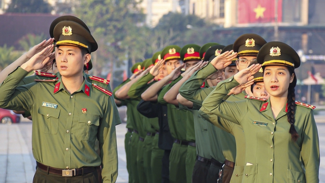Quảng Ng&atilde;i: Hơn 500 đo&agrave;n vi&ecirc;n thanh ni&ecirc;n ch&agrave;o cờ ch&agrave;o mừng Đại hội XIV của Đảng - Ảnh 6.