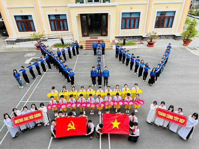 Thanh ni&ecirc;n Vĩnh Long đồng loạt ch&agrave;o cờ, h&aacute;t Quốc ca mừng khai mạc Đại hội XIV - Ảnh 2.