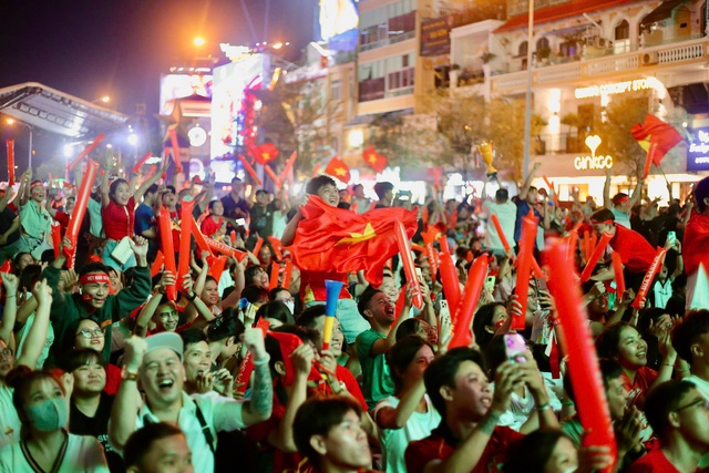 Cổ vũ U.23 Việt Nam đấu Trung Quốc tr&ecirc;n 6 m&agrave;n h&igrave;nh LED khổng lồ tại phố đi bộ Nguyễn Huệ- Ảnh 2.