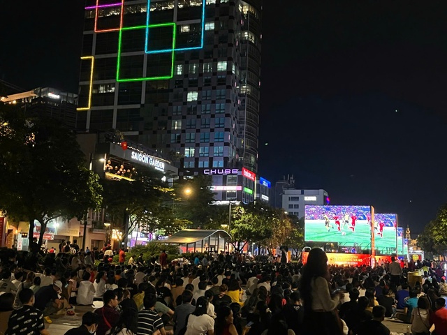 Cổ vũ U.23 Việt Nam đấu Trung Quốc tr&ecirc;n 6 m&agrave;n h&igrave;nh LED khổng lồ tại phố đi bộ Nguyễn Huệ- Ảnh 1.