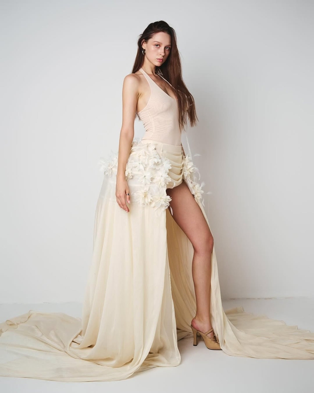 Váy đuôi tôm dáng dài khắc họa trọn vẹn khí chất kiêu sa- Ảnh 1.