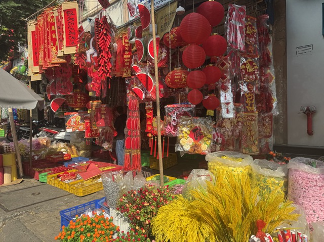 Vào mùa kinh doanh tết, phố phụ kiện trang trí rực rỡ sắc màu- Ảnh 4. Vào mùa kinh doanh tết, phố phụ kiện trang trí rực rỡ sắc màu- Ảnh 4.