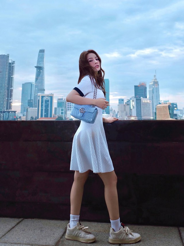 Sức hút từ chiếc túi đeo vai nắp gập không bao giờ lỗi mốt- Ảnh 2. Sức hút từ chiếc túi đeo vai nắp gập không bao giờ lỗi mốt- Ảnh 2.