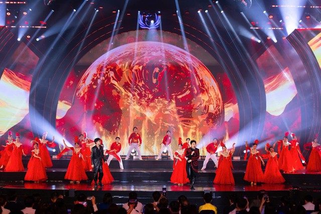 Hoa hậu Sinh vi&ecirc;n H&ograve;a b&igrave;nh Việt Nam: S&acirc;n khấu ho&agrave;nh tr&aacute;ng, t&acirc;n hoa hậu xứng đ&aacute;ng- Ảnh 1.