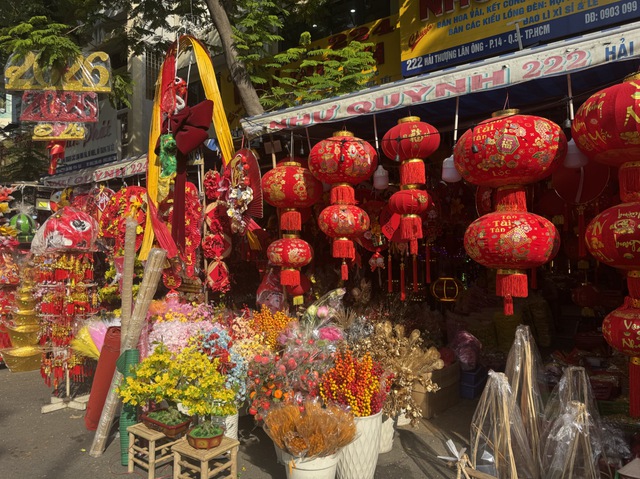 Vào mùa kinh doanh tết, phố phụ kiện trang trí rực rỡ sắc màu- Ảnh 6. Vào mùa kinh doanh tết, phố phụ kiện trang trí rực rỡ sắc màu- Ảnh 6.