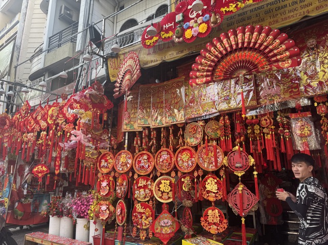 Vào mùa kinh doanh tết, phố phụ kiện trang trí rực rỡ sắc màu- Ảnh 2. Vào mùa kinh doanh tết, phố phụ kiện trang trí rực rỡ sắc màu- Ảnh 2.