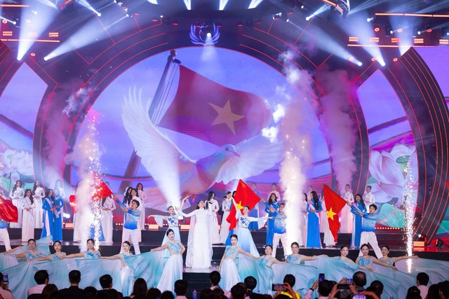 Hoa hậu Sinh vi&ecirc;n H&ograve;a b&igrave;nh Việt Nam: S&acirc;n khấu ho&agrave;nh tr&aacute;ng, t&acirc;n hoa hậu xứng đ&aacute;ng- Ảnh 2.