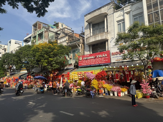 Vào mùa kinh doanh tết, phố phụ kiện trang trí rực rỡ sắc màu- Ảnh 5. Vào mùa kinh doanh tết, phố phụ kiện trang trí rực rỡ sắc màu- Ảnh 5.