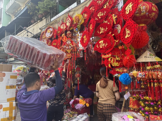 Vào mùa kinh doanh tết, phố phụ kiện trang trí rực rỡ sắc màu- Ảnh 3. Vào mùa kinh doanh tết, phố phụ kiện trang trí rực rỡ sắc màu- Ảnh 3.