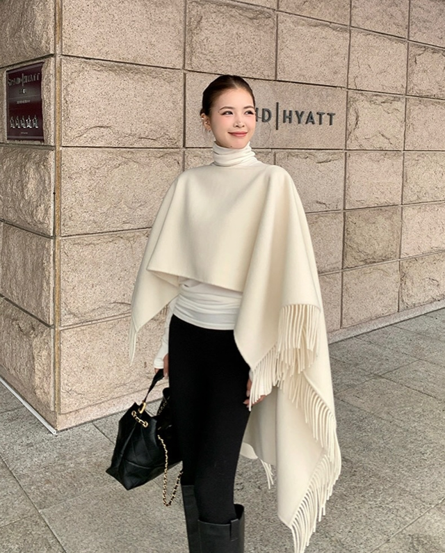 Mềm mại và ấm áp, áo choàng poncho ‘chiều lòng’ mọi quý cô sành điệu- Ảnh 5. Mềm mại và ấm áp, áo choàng poncho ‘chiều lòng’ mọi quý cô sành điệu- Ảnh 5.