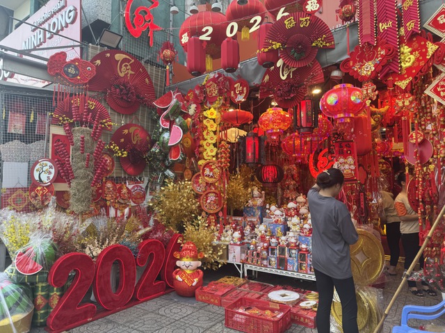 Vào mùa kinh doanh tết, phố phụ kiện trang trí rực rỡ sắc màu- Ảnh 1. Vào mùa kinh doanh tết, phố phụ kiện trang trí rực rỡ sắc màu- Ảnh 1.