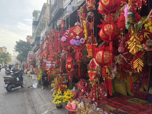 Vào mùa kinh doanh tết, phố phụ kiện trang trí rực rỡ sắc màu- Ảnh 7. Vào mùa kinh doanh tết, phố phụ kiện trang trí rực rỡ sắc màu- Ảnh 7.