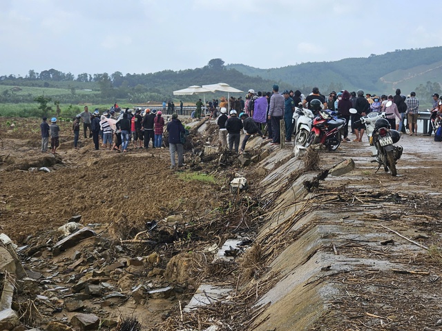 Sập bờ k&egrave; b&ecirc; t&ocirc;ng ở Đắk Lắk khiến 4 người tử vong thương t&acirc;m- Ảnh 1.