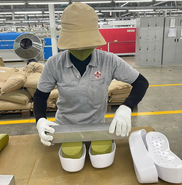 Với c&ocirc;ng nh&acirc;n, đ&acirc;y l&agrave; lựa chọn quen thuộc v&agrave;o dịp Tết Dương lịch...  - Ảnh 2.