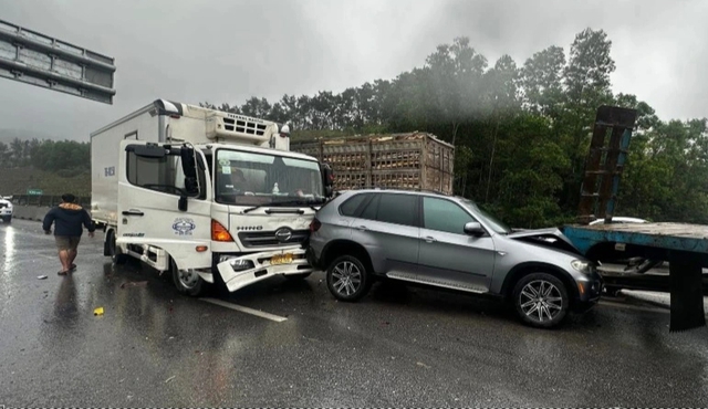 71 vụ tai nạn giao thông làm gần 100 người thương vong trong ngày 2.1- Ảnh 1. 71 vụ tai nạn giao thông làm gần 100 người thương vong trong ngày 2.1- Ảnh 1.