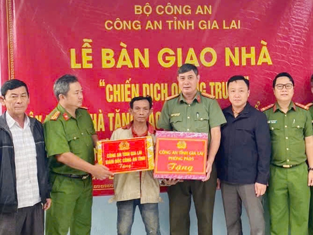 &lsquo;Chiến dịch Quang Trung&rsquo;: Người đ&agrave;n &ocirc;ng neo đơn nhận nh&agrave; mới đầu năm- Ảnh 1.