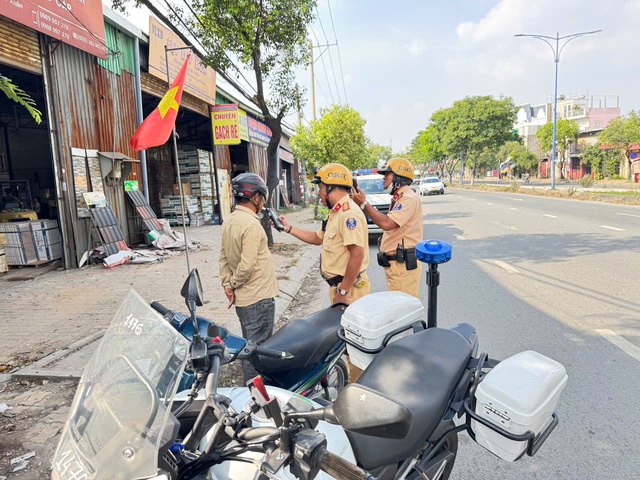 CSGT TP.HCM ra quân Tết Dương lịch, xử phạt hơn 2.000 người vi phạm nồng độ cồn - Ảnh 1.